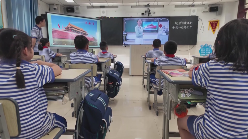 La salle de classe Cloud relie 2 600 km de Pékin à Hainan La salle de classe Cloud relie 2 600 km de Pékin à Hainan