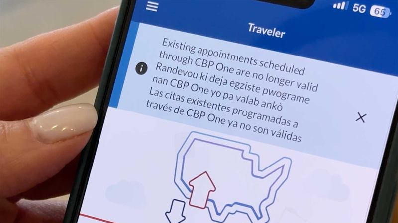 Les migrants coincés alors que l’urgence à la frontière américaine bloque les demandes d’asile Les migrants coincés alors que l'urgence à la frontière américaine bloque les demandes d'asile video poster