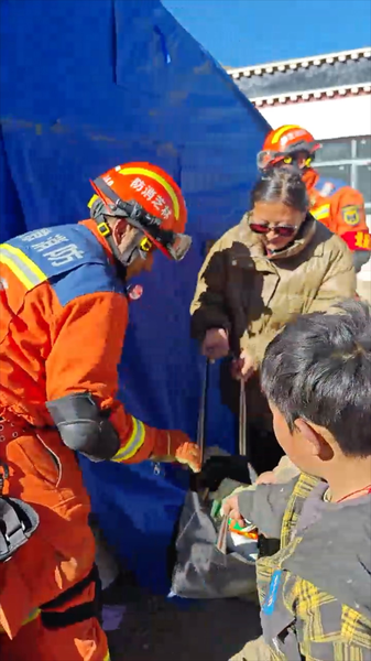 Solidarité au Xizang : Les habitants nourrissent les pompiers après un séisme de 6,8 Solidarité au Xizang : Les habitants nourrissent les pompiers après un séisme de 6,8 video poster