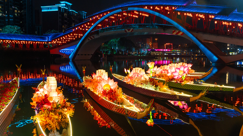 Foshan Brille : Des Bateaux Fleuris Envoûtants Illuminent le Festival du Printemps