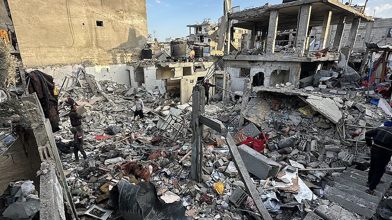 Mise à jour en direct : Des frappes massives frappent la bande de Gaza Mise à jour en direct : Des frappes massives frappent la bande de Gaza video poster
