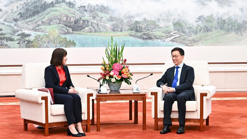 Han Zheng et le Chancelier britannique renforcent les liens économiques Han Zheng et le Chancelier britannique renforcent les liens économiques