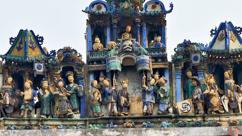 Regardez en haut : les merveilles en céramique du temple de Foshan captivent les yeux Regardez en haut : les merveilles en céramique du temple de Foshan captivent les yeux