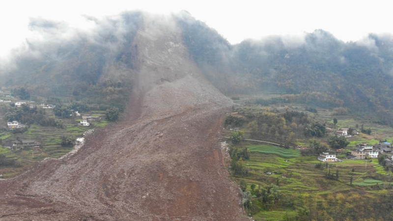 Glissement de terrain à Sichuan : 28 disparus, sauvetage en cours