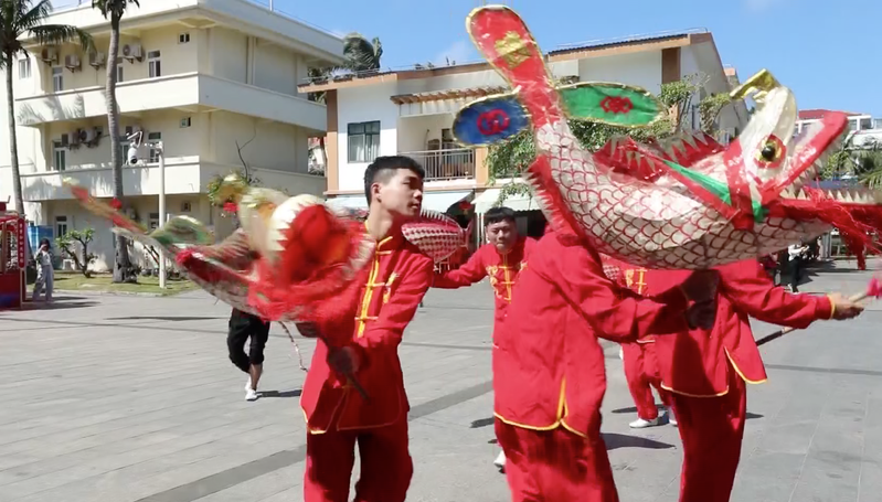 Danse des lanternes de carpe à Sansha accueille un festival de printemps vibrant Danse des lanternes de carpe à Sansha accueille un festival de printemps vibrant video poster