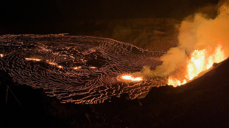 Le volcan Kilauea à Hawaï entre en éruption avec des fontaines de lave magnifiques Le volcan Kilauea à Hawaï entre en éruption avec des fontaines de lave magnifiques video poster