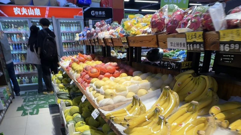 À l'intérieur d'une épicerie de Pékin : Une visite gastronomique économique video poster