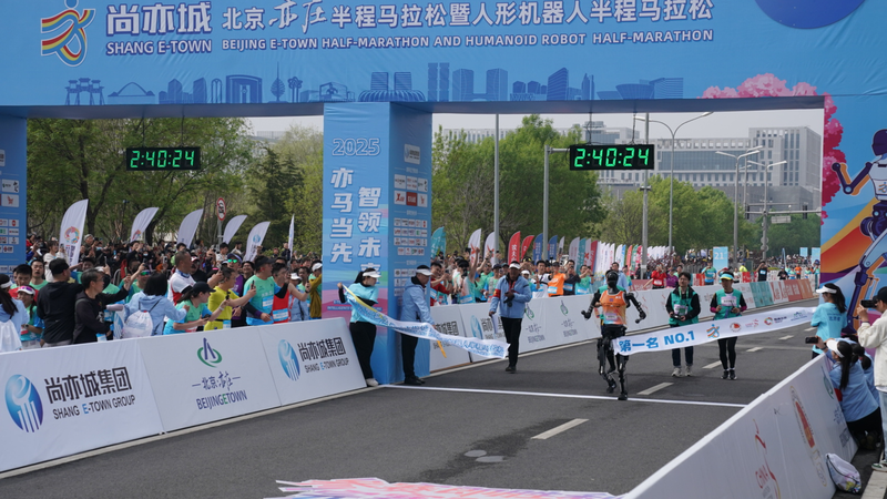 Tiangong Ultra remporte le premier semi-marathon de robot humanoïde