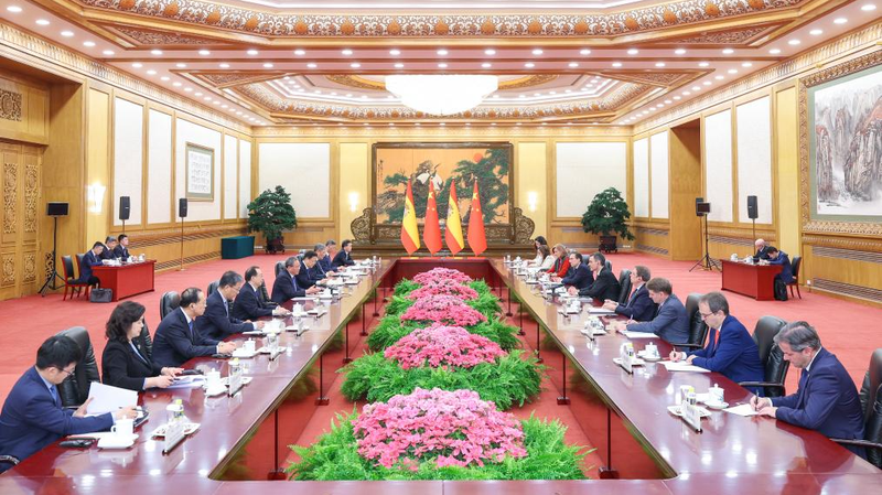Le Premier Li dénonce les tarifs douaniers des États-Unis, appelle à une coopération commerciale mondiale