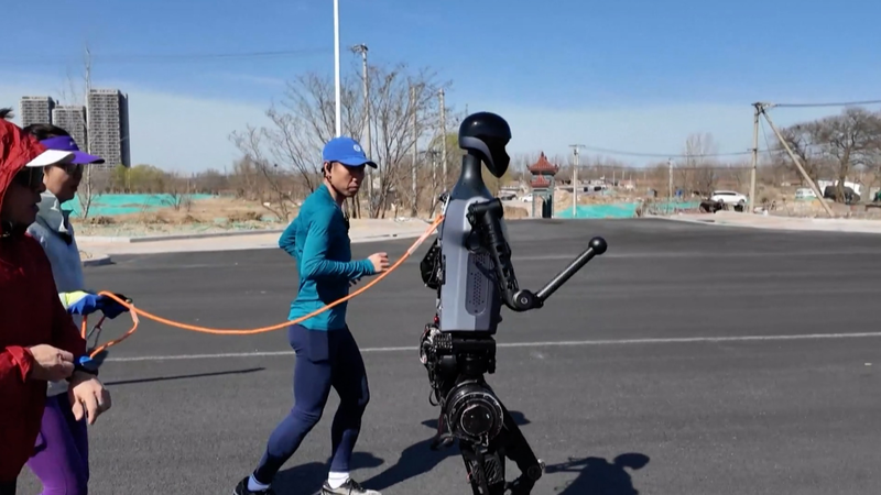 Les robots humanoïdes testent leur courage au semi-marathon de Pékin Les robots humanoïdes testent leur courage au semi-marathon de Pékin video poster