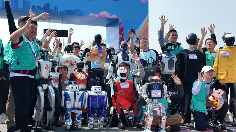 Première historique : Robot humanoïde semi-marathon à Pékin Première historique : Robot humanoïde semi-marathon à Pékin video poster