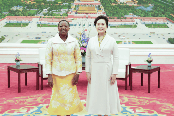 Thé & Cravates : Peng Liyuan rencontre la Première Dame du Kenya autour d’une tasse de thé Thé & Cravates : Peng Liyuan rencontre la Première Dame du Kenya autour d'une tasse de thé