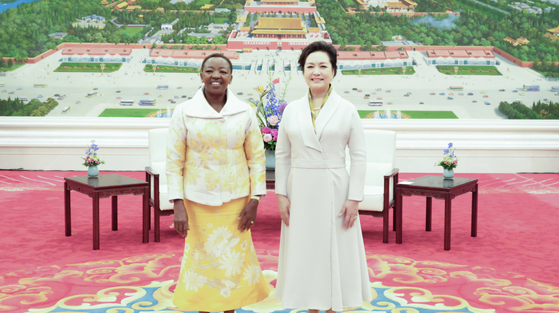 Thé & Cravates : Peng Liyuan rencontre la Première Dame du Kenya autour d'une tasse de thé