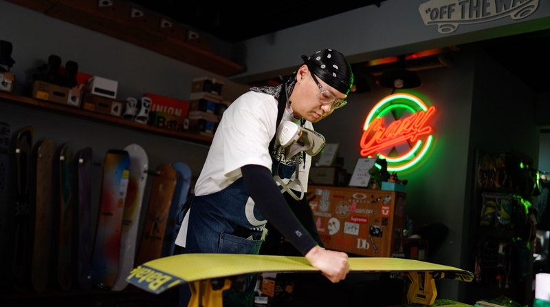 Lao Feng : le maître des réglages derrière chaque glisse parfaite en snowboard video poster