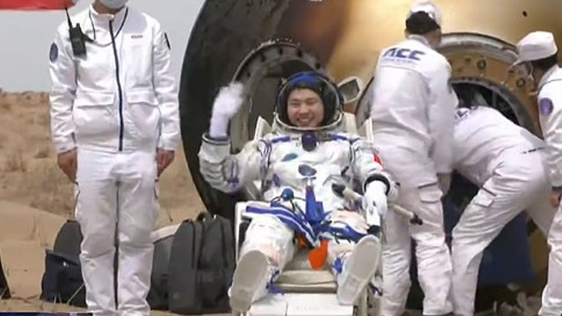 Song Lingdong de Shenzhou-19 émerge après un atterrissage en douceur sur Terre Song Lingdong de Shenzhou-19 émerge après un atterrissage en douceur sur Terre video poster