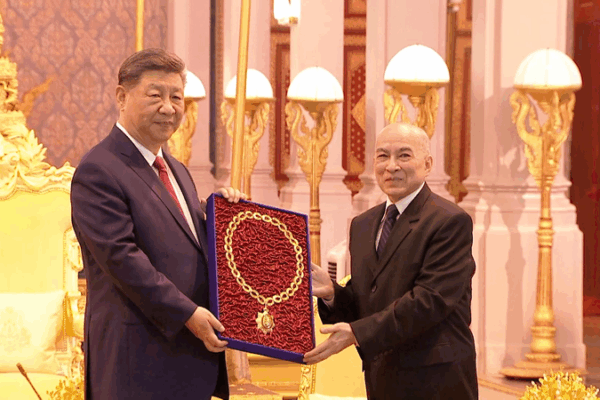 Xi Jinping honoré par le roi du Cambodge avec une médaille prestigieuse Xi Jinping honoré par le roi du Cambodge avec une médaille prestigieuse video poster