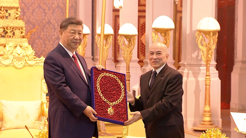 Xi Jinping honoré par le roi du Cambodge avec une médaille prestigieuse video poster