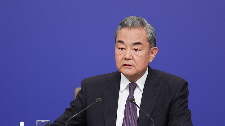 Wang Yi défie les tarifs américains avec cinq questions lors de la réunion des BRICS Wang Yi défie les tarifs américains avec cinq questions lors de la réunion des BRICS