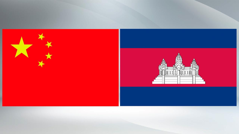 Le président Xi signe un article avant la visite au Cambodge