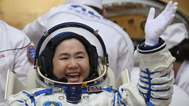 L’équipage de Shenzhou-19 atterrit à Pékin pour quarantaine et réhabilitation L'équipage de Shenzhou-19 atterrit à Pékin pour quarantaine et réhabilitation