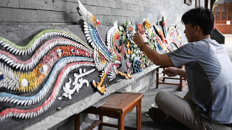 Jeune_artisan_revitalise_l_incrustation_de_porcelaine_de_Chaozhou