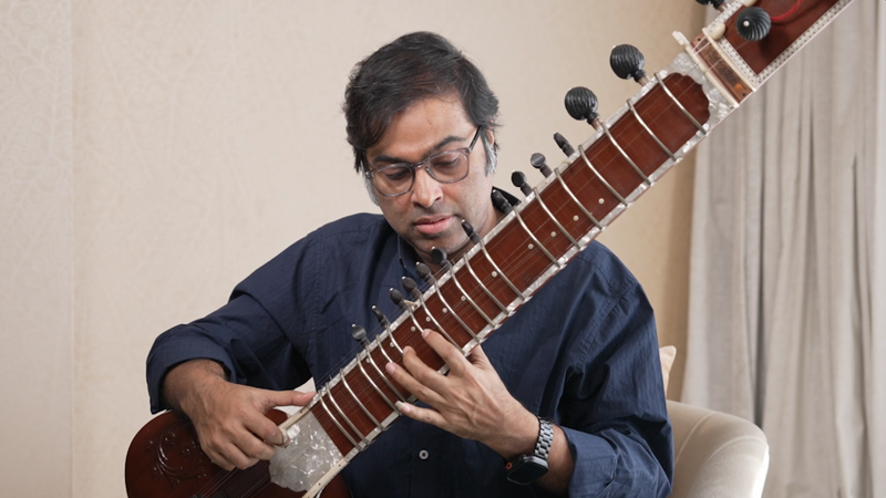 Le maître du sitar unit les cultures à l’université Tsinghua Le maître du sitar unit les cultures à l'université Tsinghua video poster