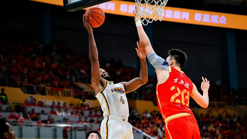Les Lions de Guangsha rugissent pour mener 2-0 contre Liaoning en demi-finales de la CBA Les_Lions_de_Guangsha_rugissent_pour_mener_2_0_contre_Liaoning_en_demi_finales_de_la_CBA