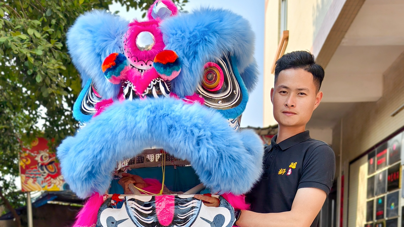 Li_Zujie_illumine_la_tradition_avec_une_danse_du_lion_phosphorescente