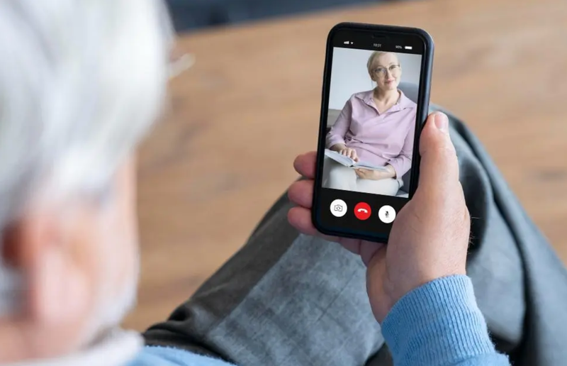 Les smartphones peuvent ralentir le déclin cognitif des seniors Les smartphones peuvent ralentir le déclin cognitif des seniors