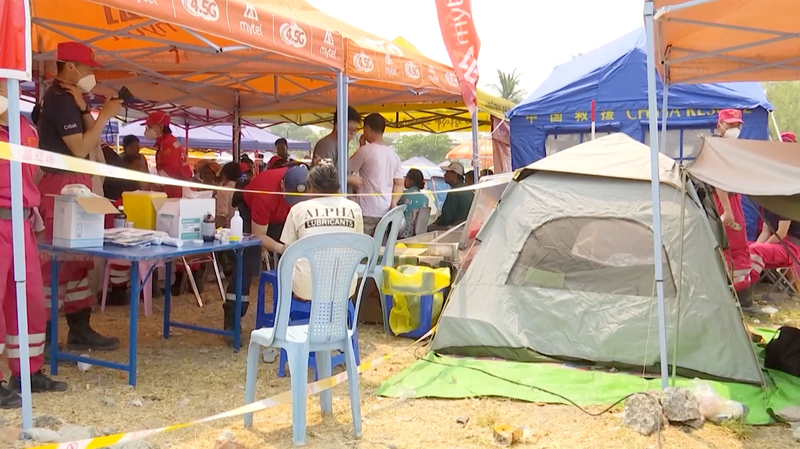 Les équipes d’aide chinoises offrent une assistance médicale gratuite à Mandalay Les équipes d'aide chinoises offrent une assistance médicale gratuite à Mandalay video poster