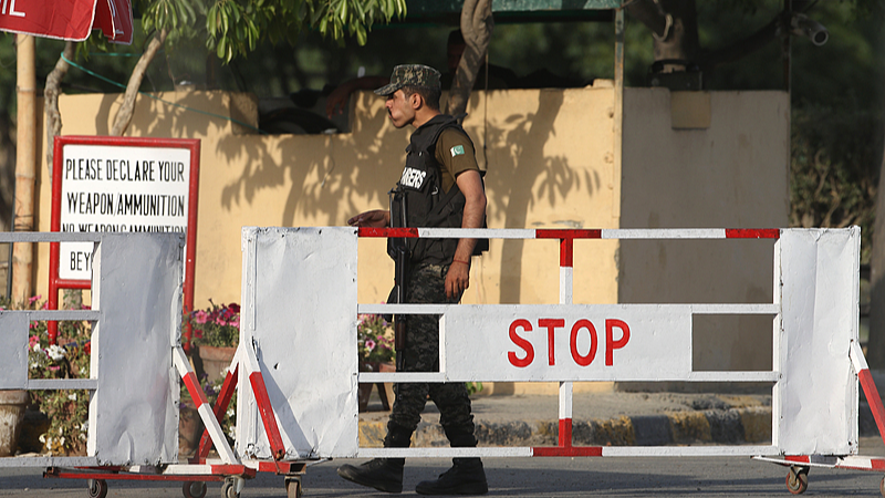 Le Pakistan Contre-Attaque : Fermetures de Frontières et Gel des Visas Après l’Attaque au Cachemire Le Pakistan Contre-Attaque : Fermetures de Frontières et Gel des Visas Après l'Attaque au Cachemire