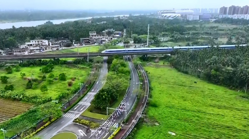 Course Cycliste de Hainan Enchante à Travers des Sentiers Tropicaux video poster