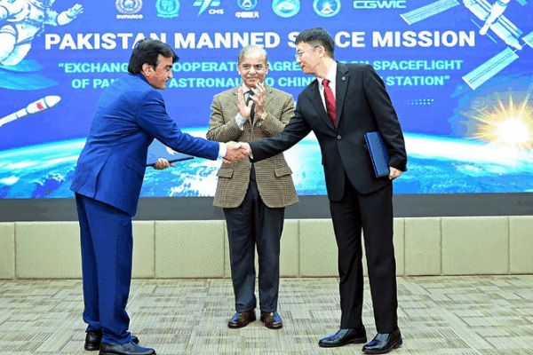 Équipe d’astronautes du Pakistan avec la Station Spatiale Chinoise Équipe d'astronautes du Pakistan avec la Station Spatiale Chinoise