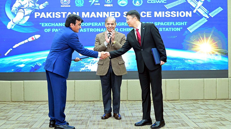 Équipe d'astronautes du Pakistan avec la Station Spatiale Chinoise