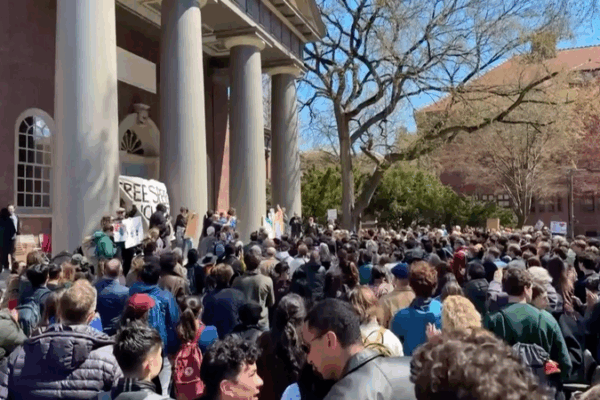 La communauté de Harvard proteste contre les menaces de Trump envers les étudiants internationaux La communauté de Harvard proteste contre les menaces de Trump envers les étudiants internationaux video poster