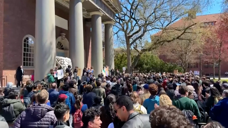 La communauté de Harvard proteste contre les menaces de Trump envers les étudiants internationaux video poster