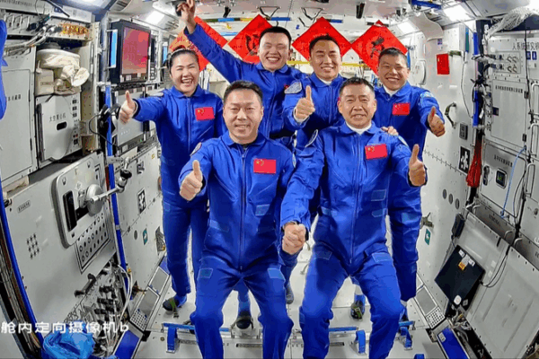 Six astronautes s’unissent sur la station spatiale chinoise pour un sixième relais Six astronautes s'unissent sur la station spatiale chinoise pour un sixième relais video poster