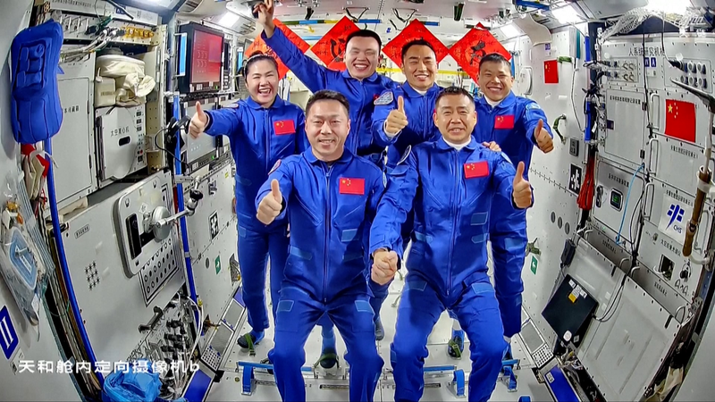 Six astronautes s'unissent sur la station spatiale chinoise pour un sixième relais video poster
