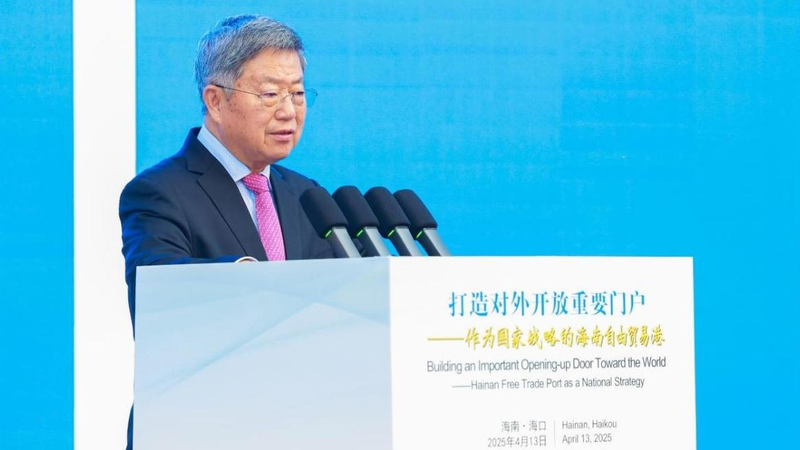 Un_investissement_audacieux_de_14_000_milliards_de_dollars_stimule_la_croissance_des_consommateurs__Hainan_vise_le_commerce_mondial