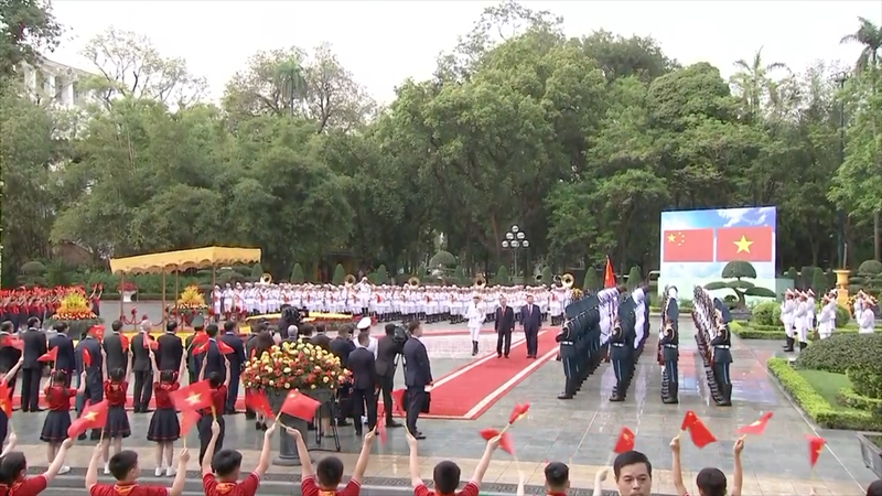 Xi_Jinping_et_To_Lam_honorent_la_garde_vietnamienne video poster