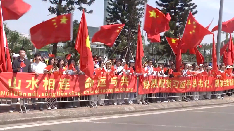 Xi termine sa visite au Vietnam, en route vers la Malaisie Xi_termine_sa_visite_au_Vietnam__en_route_vers_la_Malaisie video poster