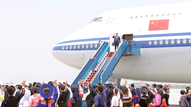 Visite d’État à Hanoï : Xi Jinping reçoit un accueil chaleureux Visite d'État à Hanoï : Xi Jinping reçoit un accueil chaleureux video poster