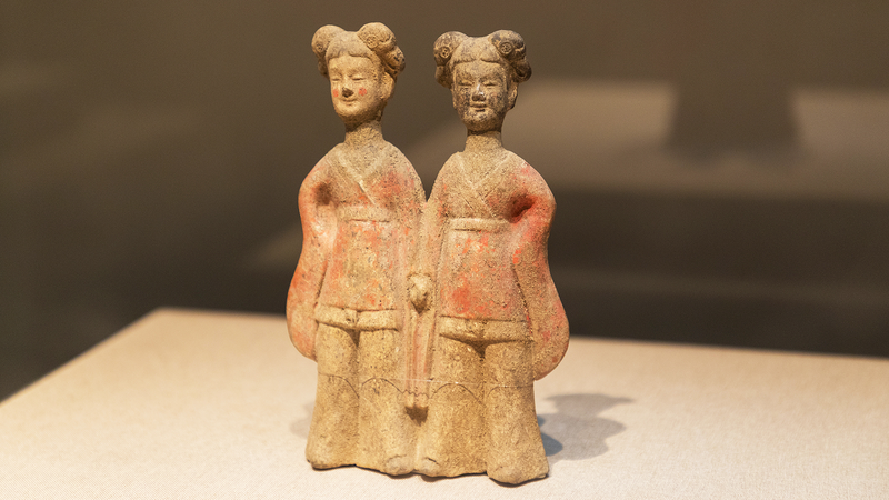 Un duo de poteries anciennes inspire une tendance photo Hanfu au musée de Luoyang Un duo de poteries anciennes inspire une tendance photo Hanfu au musée de Luoyang