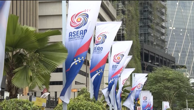 L’ASEAN, le CCG et la Chine lancent un sommet historique sur le libre-échange à Kuala Lumpur L'ASEAN, le CCG et la Chine lancent un sommet historique sur le libre-échange à Kuala Lumpur video poster