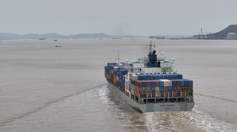 Le port de Ningbo reste fort malgré les tensions commerciales mondiales Le port de Ningbo reste fort malgré les tensions commerciales mondiales video poster