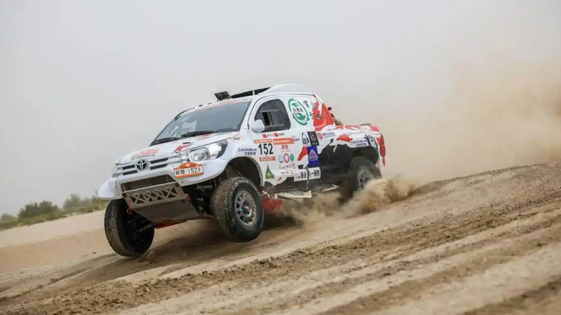 Étape 4 du Rallye Taklimakan : Batailles de poussière dans la région du Xinjiang, Chine continentale Étape 4 du Rallye Taklimakan : Batailles de poussière dans la région du Xinjiang, Chine continentale video poster