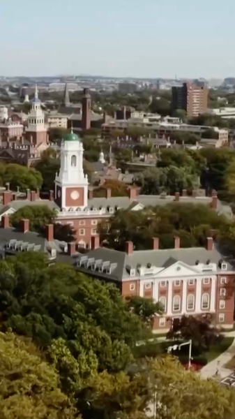 Les États-Unis empêchent Harvard d’inscrire de nouveaux étudiants internationaux Les États-Unis empêchent Harvard d'inscrire de nouveaux étudiants internationaux video poster