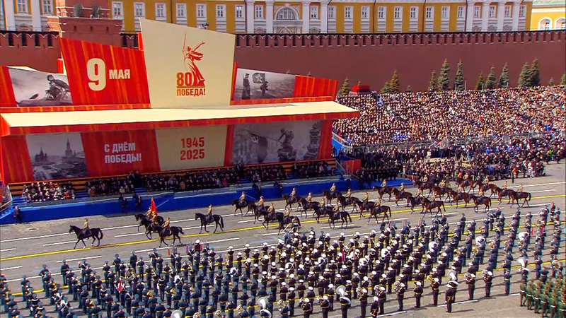 Xi et Poutine côte à côte lors du 80e défilé de la Place Rouge à Moscou Xi et Poutine côte à côte lors du 80e défilé de la Place Rouge à Moscou video poster