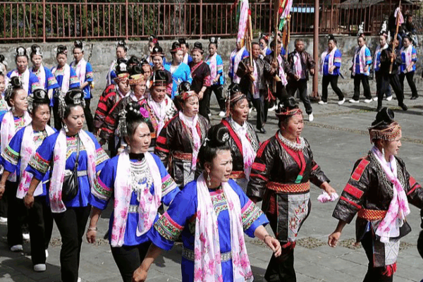 Festival Maoren : Danse des jeunes Miao et quête de romance dans le Guizhou Festival Maoren : Danse des jeunes Miao et quête de romance dans le Guizhou
