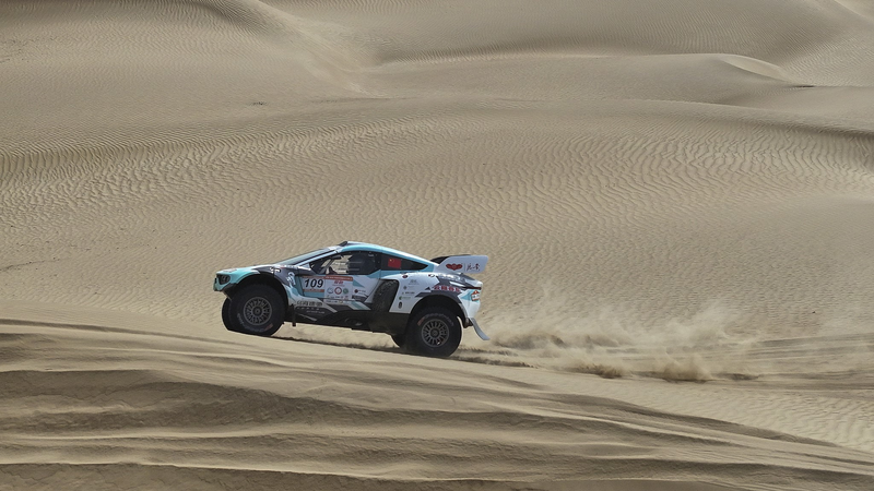 Poussière et drame ralentissent les coureurs à l’Étape 7 du Rallye Taklimakan Poussière et drame ralentissent les coureurs à l'Étape 7 du Rallye Taklimakan video poster